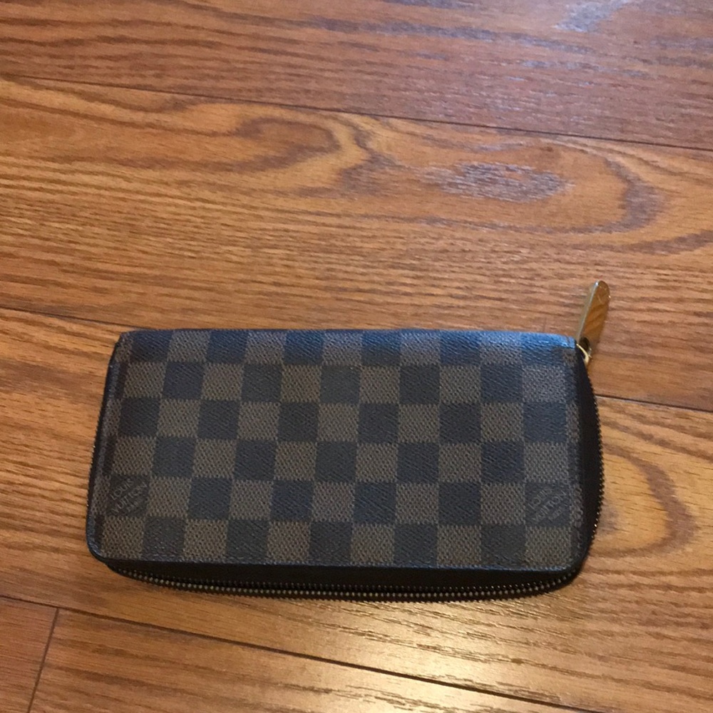 Louis Vuitton zippy wallet